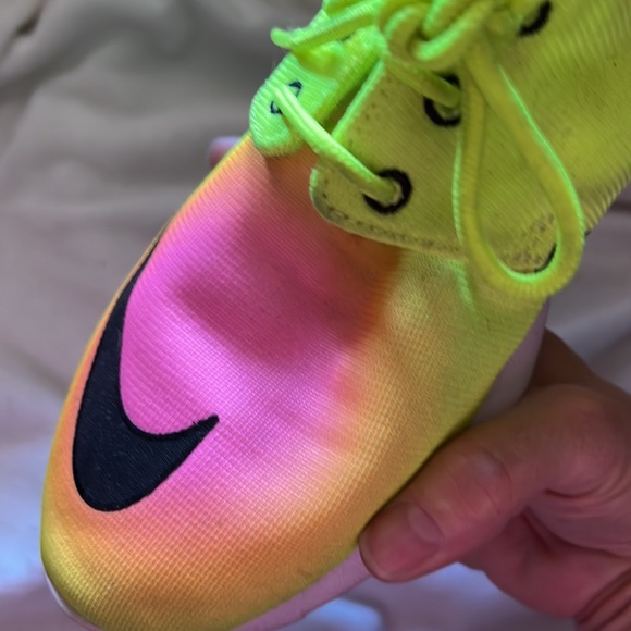 Neon Nike shoe. Fits women &.5 - Picture 3 of 4